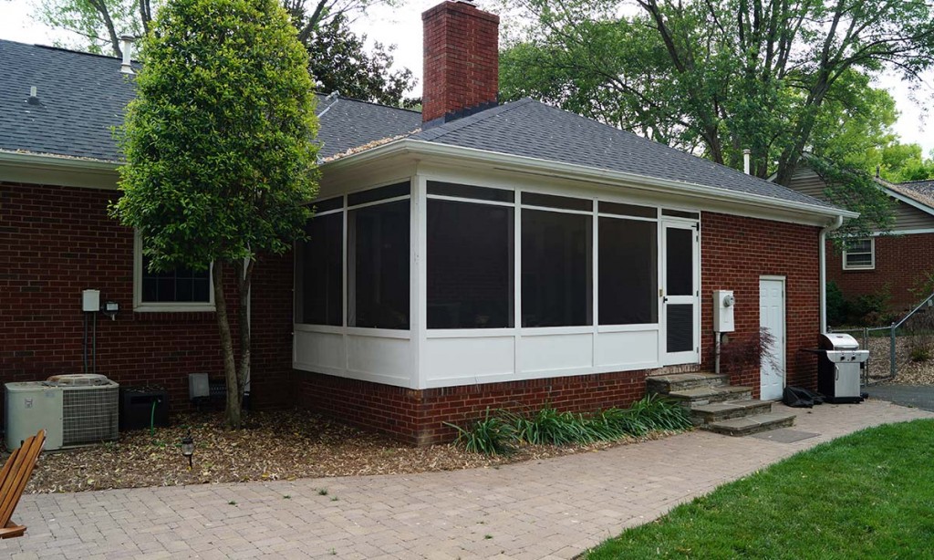 Picture of 1960s brick ranch house before major remodeling project