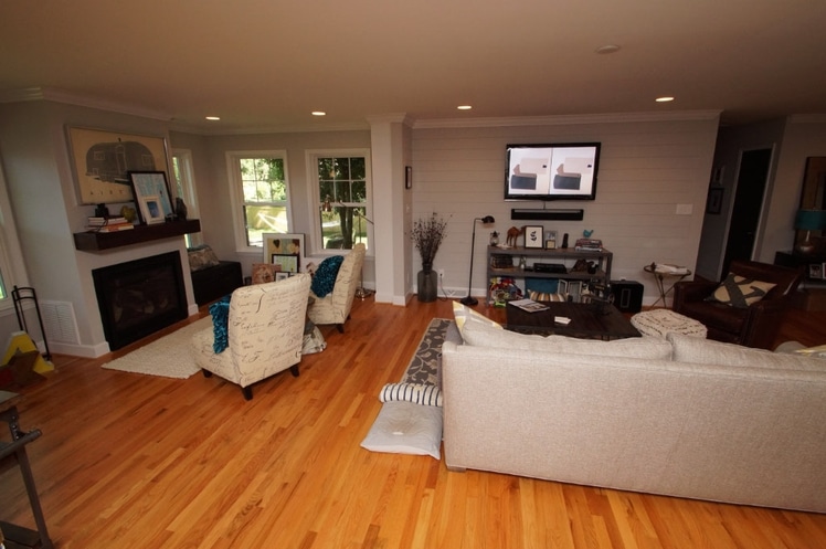 an open floor plan living room